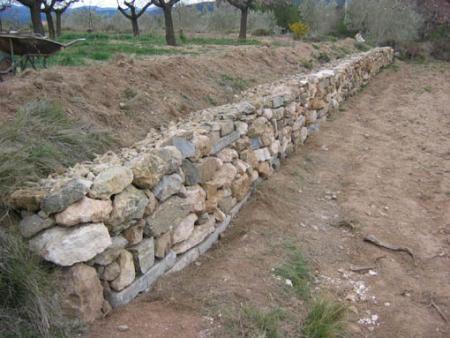 El Centro del Medio Rural de Moraleja enseña a levantar muros a base de piedras secas en fincas agrícolas