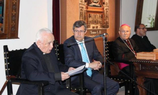 El archivero emérito de la Catedral, Francisco González Cuesta, presenta el libro «Los obispos de Plasencia»