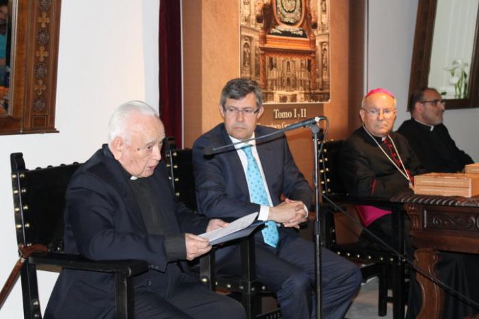 El archivero emérito de la Catedral, Francisco González Cuesta, presenta el libro «Los obispos de Plasencia»