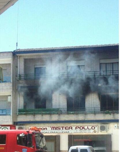 Un aparatoso incendio calcina una vivienda en Montehermoso aunque se salda sin daños personales