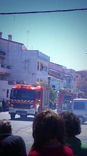 Un aparatoso incendio calcina una vivienda en Montehermoso aunque se salda sin daños personales