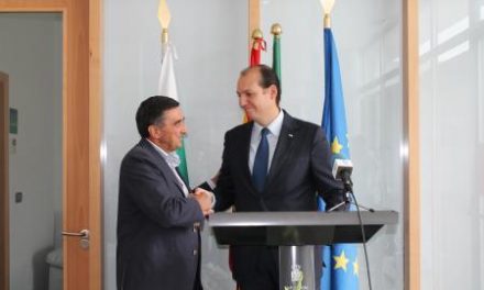 Hernández Carrón inaugura el tanatorio de Navalvillar de Pela y lo pone como ejemplo de gestión “eficiente”