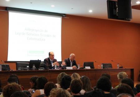 Hernández Carrón presenta el borrador de la nueva Ley de Servicios Sociales a más de 200 trabajadores sociales