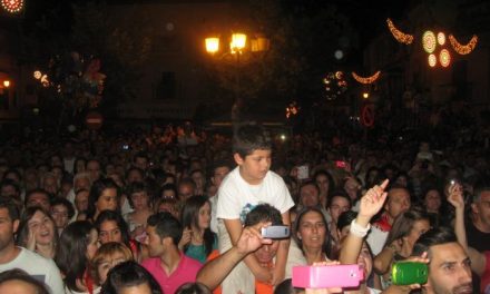 Éxito rotundo de público en el concierto que las artista cacereña Soraya Arnelas dio anoche en Coria