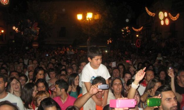 Éxito rotundo de público en el concierto que las artista cacereña Soraya Arnelas dio anoche en Coria