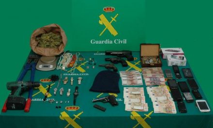 La Guardia Civil detiene a los cuatro integrantes de una banda organizada que operaba en las dos provincias