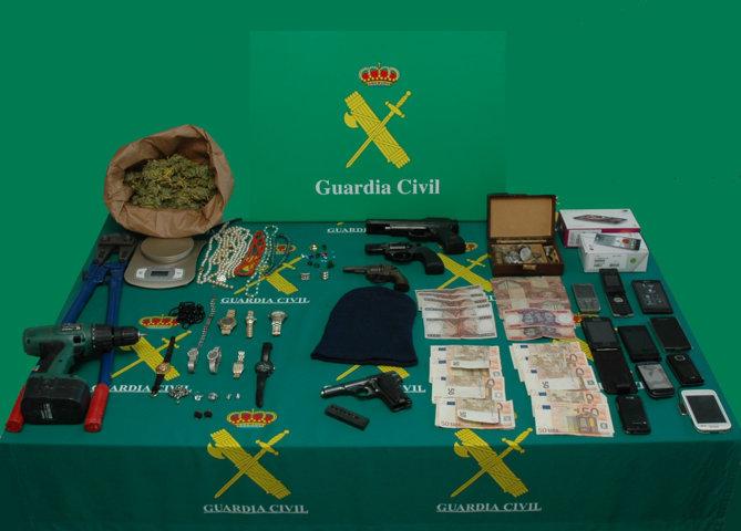 La Guardia Civil detiene a los cuatro integrantes de una banda organizada que operaba en las dos provincias