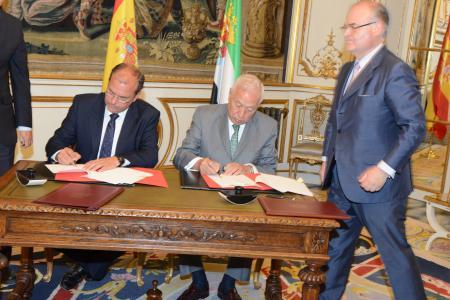 Monago y el ministro de Asuntos Exteriores firman un Protocolo de Colaboración para el uso de las embajadas