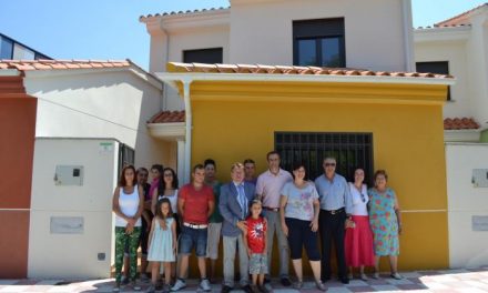 El consejero de Fomento entrega cinco viviendas de promoción pública en el municipio de Valdeobispo
