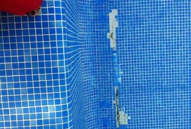 El Ayuntamiento de Coria cierra las piscinas durante varios días para reparar el gresite tras actos vandálicos