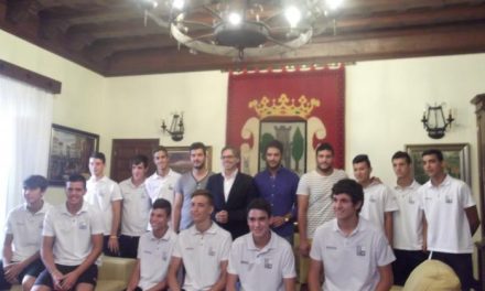 El equipo de Cadetes de la Unión Polideportiva Plasencia es recibido por el alcalde y el edil de Deportes