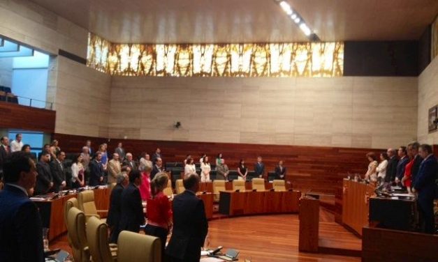 El Parlamento extremeño inicia el pleno con un minuto de silencio en memoria de las víctimas de Santiago