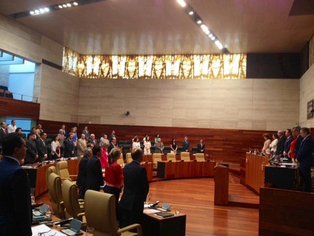 El Parlamento extremeño inicia el pleno con un minuto de silencio en memoria de las víctimas de Santiago