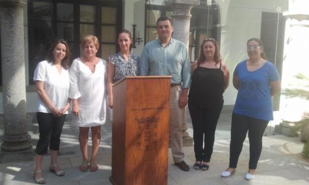 La abanderada de San Juan 2013 dona 3.360 euros  a la Asociación Oncológica de Coria