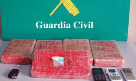La Guardia Civil interviene cinco kilos y medio de cocaína en dobles fondos de un vehículo en Badajoz