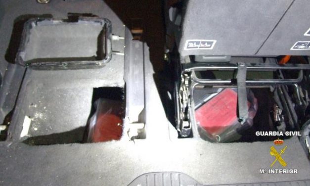 La Guardia Civil interviene cinco kilos y medio de cocaína en dobles fondos de un vehículo en Badajoz