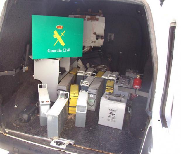 La Guardia Civil detiene a tres hombres acusados de robar baterías en estaciones repetidoras de telefonía