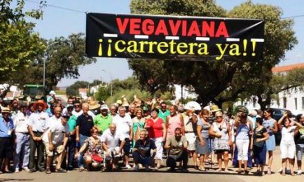 Cerca de doscientas personas se manifiestan en Vegaviana para protestar por el mal estado de la carretera