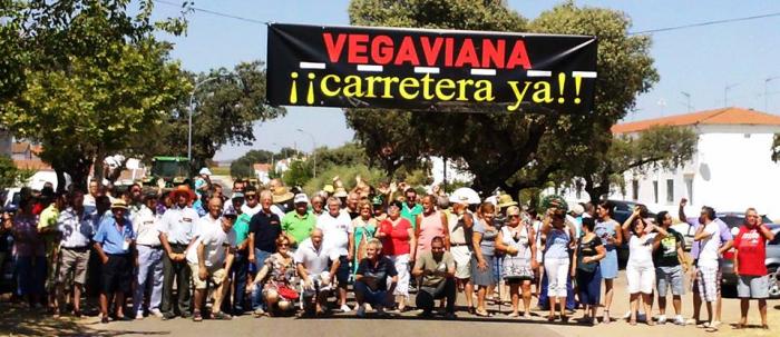 Cerca de doscientas personas se manifiestan en Vegaviana para protestar por el mal estado de la carretera