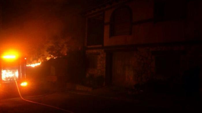 Las llamas afectan a cuadras y tejados de algunas casas del casco urbano de Santibáñez El Alto