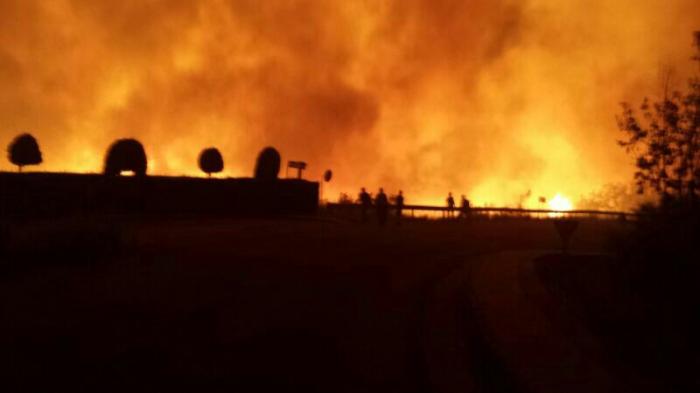 Más de 200 personas trabajan en el incendio de Santibáñez el Alto que ya ha afectado a 150 hectáreas