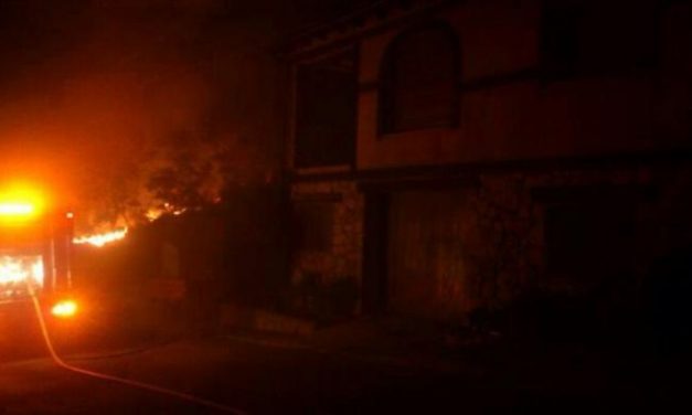 Más de 200 personas trabajan en el incendio de Santibáñez el Alto que ya ha afectado a 150 hectáreas