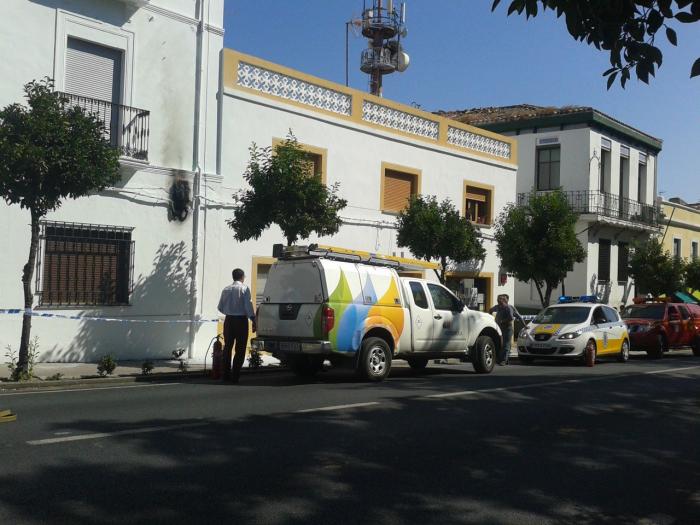 La explosión de un cuadro eléctrico provoca un incendio en una casa Valencia de Alcántara