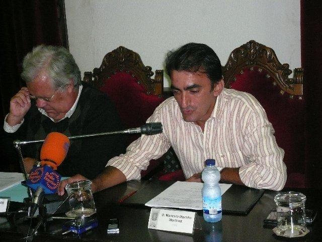 El concejal Modesto Martiño presenta en el registro la solicitud de abandono del grupo socialista de Coria