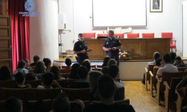 La Policía Nacional colabora con la comunidad escolar para mejorar su seguridad con charlas en los colegios