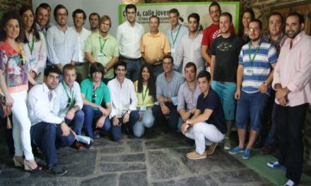 León anima a los jóvenes para que sigan transmitiendo el proyecto del PP “desde la eficacia y honradez