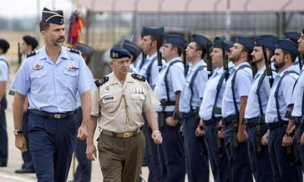 El Príncipe de Asturias pasa revista a las tropas de la base aérea de la Talavera la Real en una visita oficial