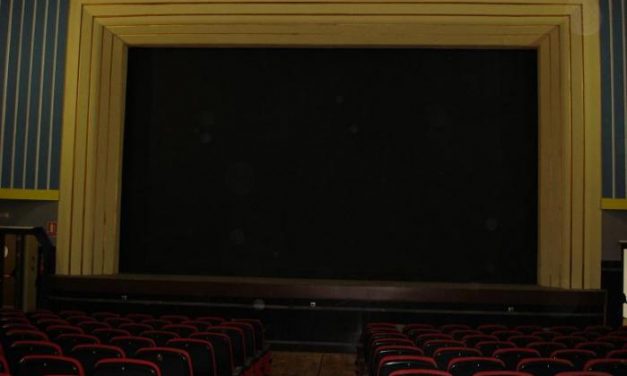 El Cine-teatro de Arroyo de la Luz abrió ayer sus puertas al público tras la inauguración de sus instalaciones