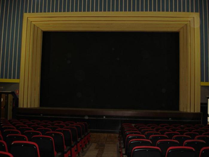 El Cine-teatro de Arroyo de la Luz abrió ayer sus puertas al público tras la inauguración de sus instalaciones