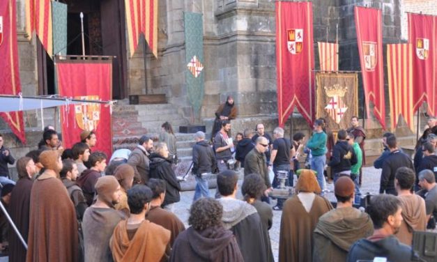 Plasencia revive su pasado medieval con el rodaje de la serie «Isabel» recreando el atentado contra el monarca