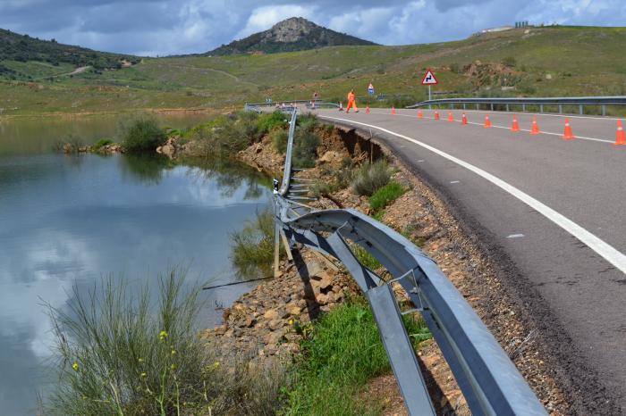 Fomento invierte más de 800.000 euros en la reparación de 25 carreteras afectadas por el temporal