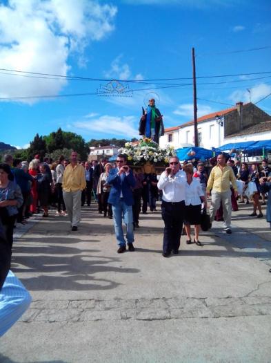Cientos de personas acompañan al santo en la romería de San Pedro de los Majarretes