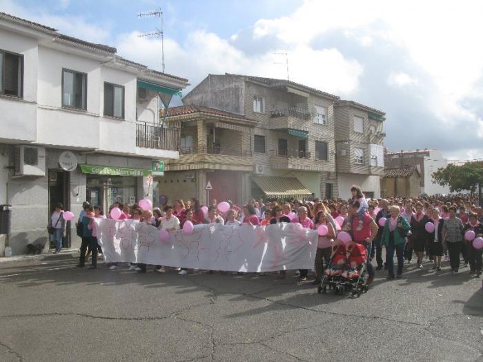 Alrededor de mil personas participan en la marcha contra el cáncer de mama de Moraleja