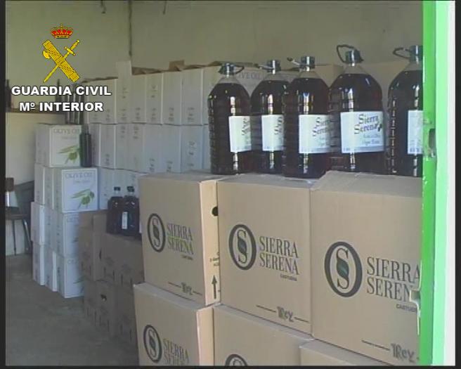 La Guardia Civil recupera más de 3.000 litros de aceite de oliva sustraídos a una empresa pacense de Castuera
