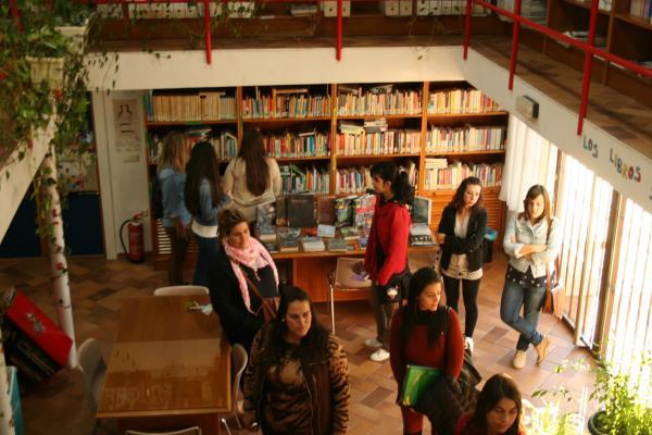 Moraleja fomenta el uso de la biblioteca pública entre los jóvenes a través de un taller de dinamización