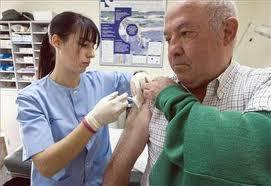 El Servicio Extremeño de Salud ha vacunado ya a más de 140.000 extremeños contra la gripe