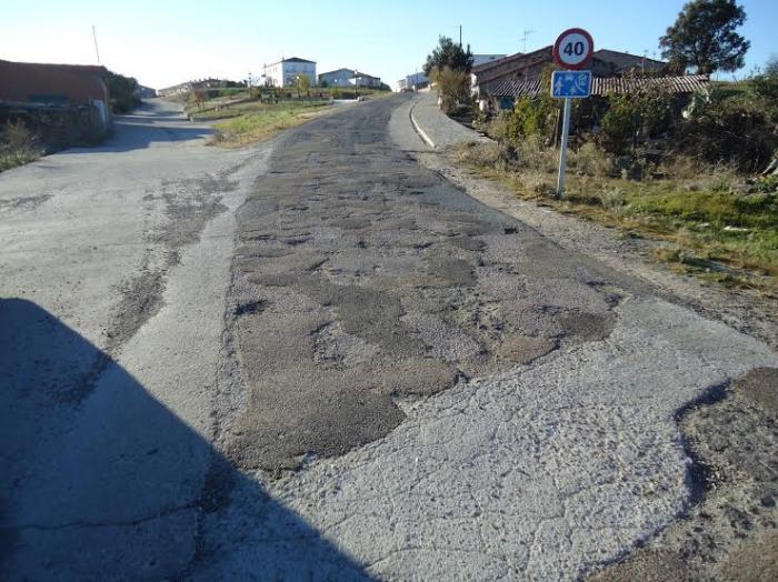 El PSOE alerta del peligro para la población por el mal estado de varias carreteras de Zarza de Granadilla
