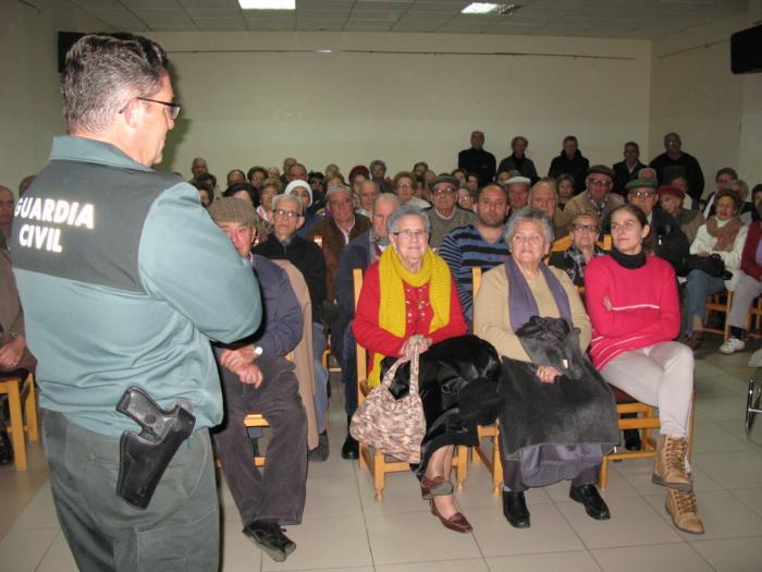 La Guardia Civil imparte charlas a mayores de Jaraíz de la Vera para prevenir timos y estafas