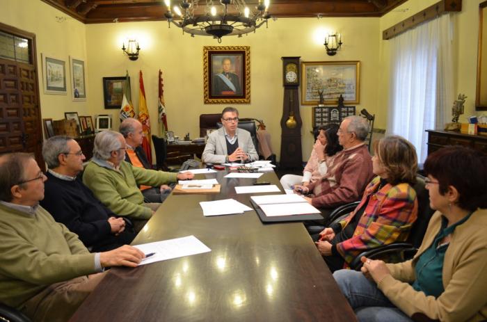 Pizarro recibe a asociaciones culturales de la ciudad para preparar el  octavo centenario de la muerte de Alfonso VIII