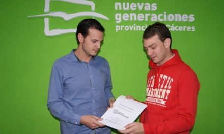 Álvaro Astasio formaliza su candidatura para presidir NNGG de Plasencia con la entrega de 38 avales