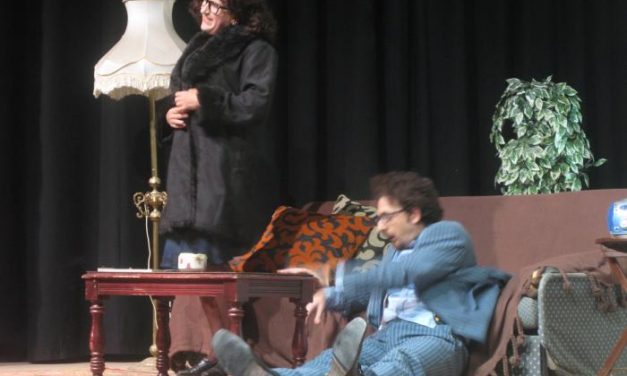 El público moralejano disfruta con la obra teatral «Un hombre casi decente» del grupo La Diosa Cómica