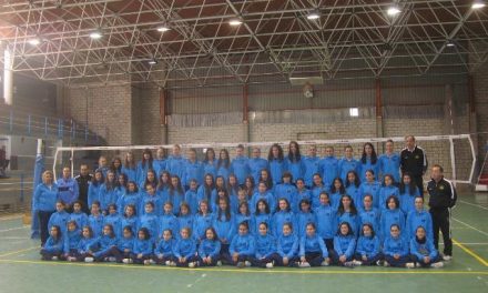 El pabellón municipal de Coria acoge la presentación de los equipos del Club Voleibol Coria