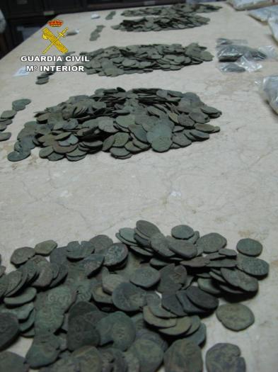 La Guardia Civil recupera en Navalmoral de la Mata un lote de monedas de cobre de distintos reinados y épocas