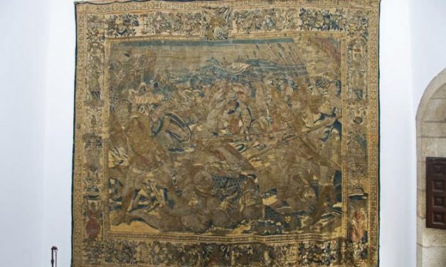 La Diputación de Cáceres inicia la restauración del tapiz del siglo XVI expuesto en el Palacio de Carvajal