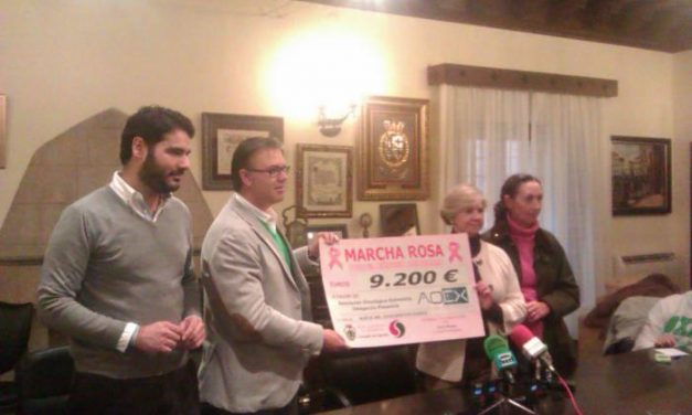 La asociación oncológica de Plasencia recibe los 9.200 euros recaudados en la I Marcha Rosa