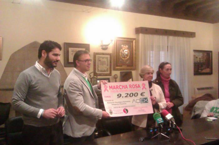 La asociación oncológica de Plasencia recibe los 9.200 euros recaudados en la I Marcha Rosa